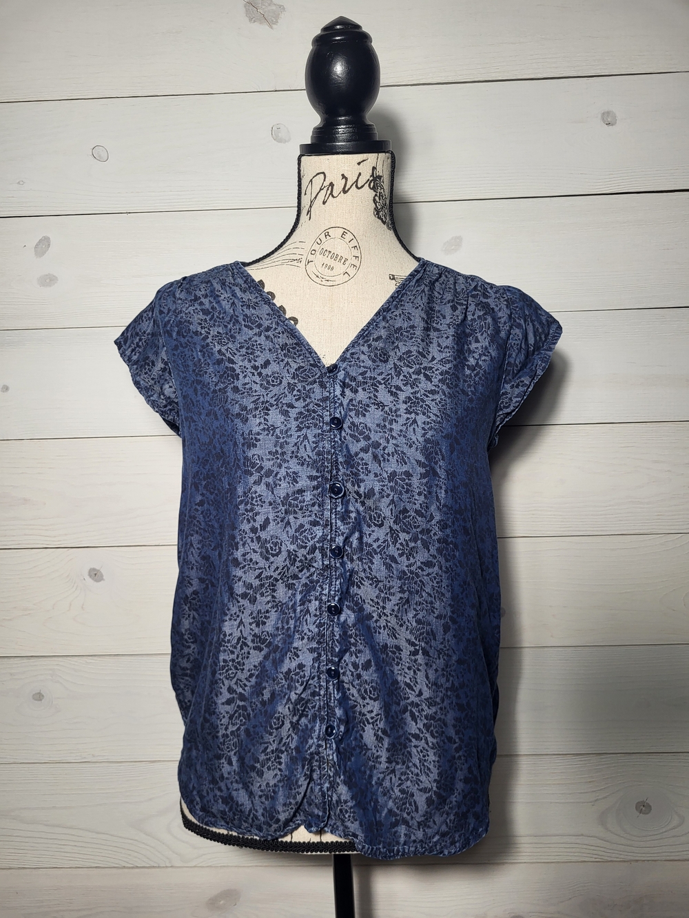 Liz Claiborne Top Chambray Floral Button Front Blouse Spring Summer.